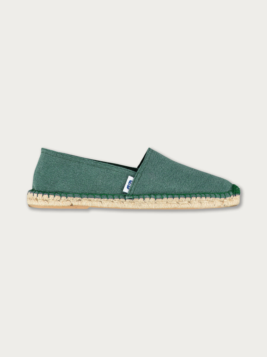 Catto Alpargatas in palm green, showcasing an unisex design. Men's espadrilles crafted from 100% organic cotton with a natural jute rope sole and signature branding tag.