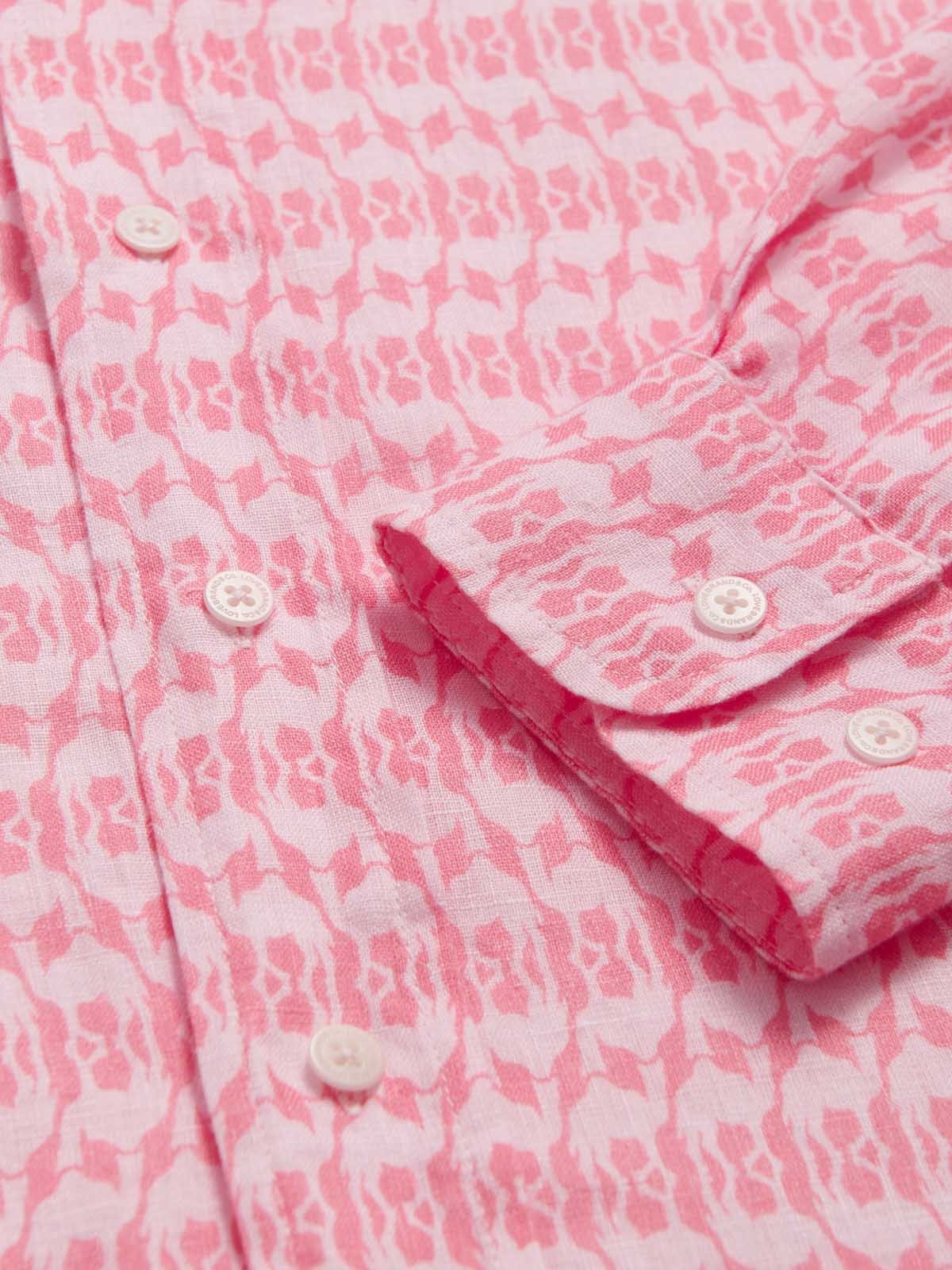 Close-up of the Men's Camel Mirage Pink Abaco Linen Shirt, featuring a pink pattern inspired by mirage effects in the desert. Old money shirts made from 100% linen.