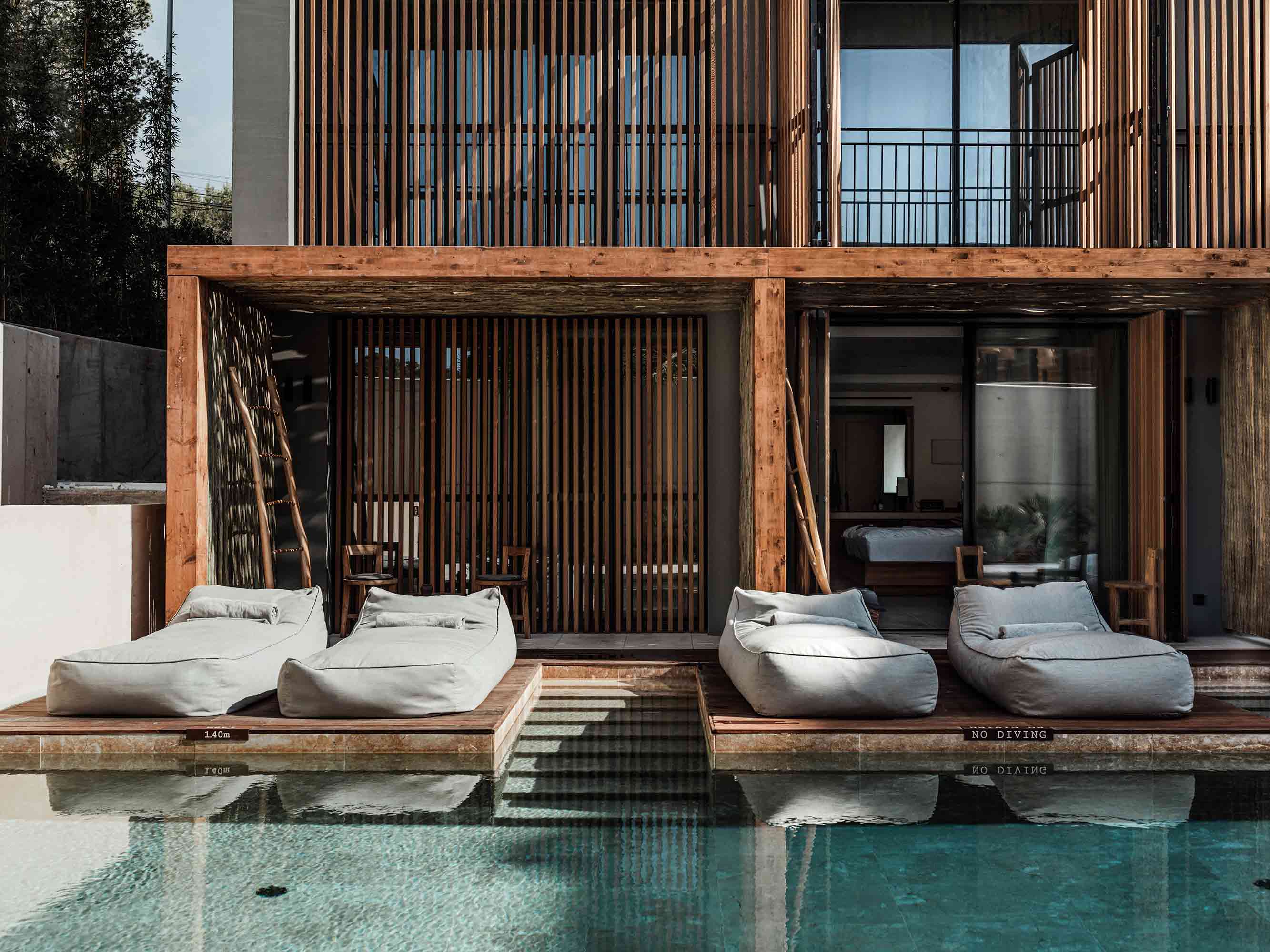 Oku Hotel swim-up room