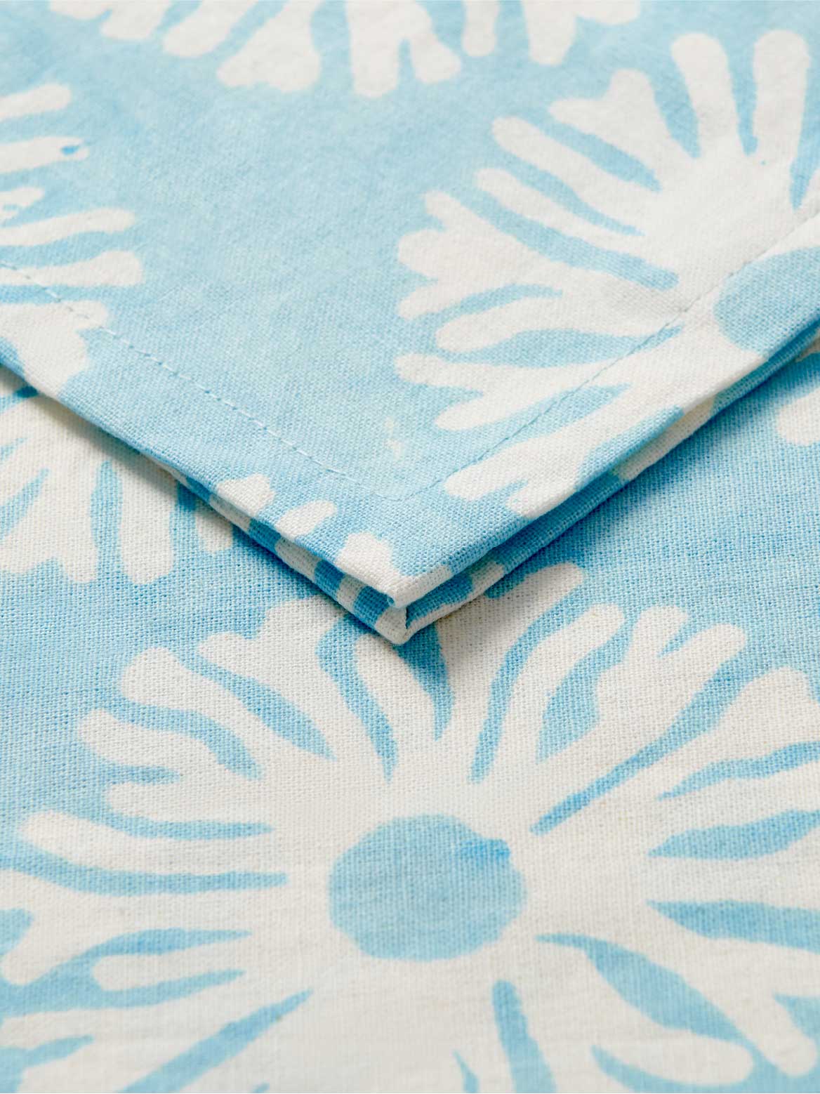 Close-up of bleu and white 100% cotton napkins