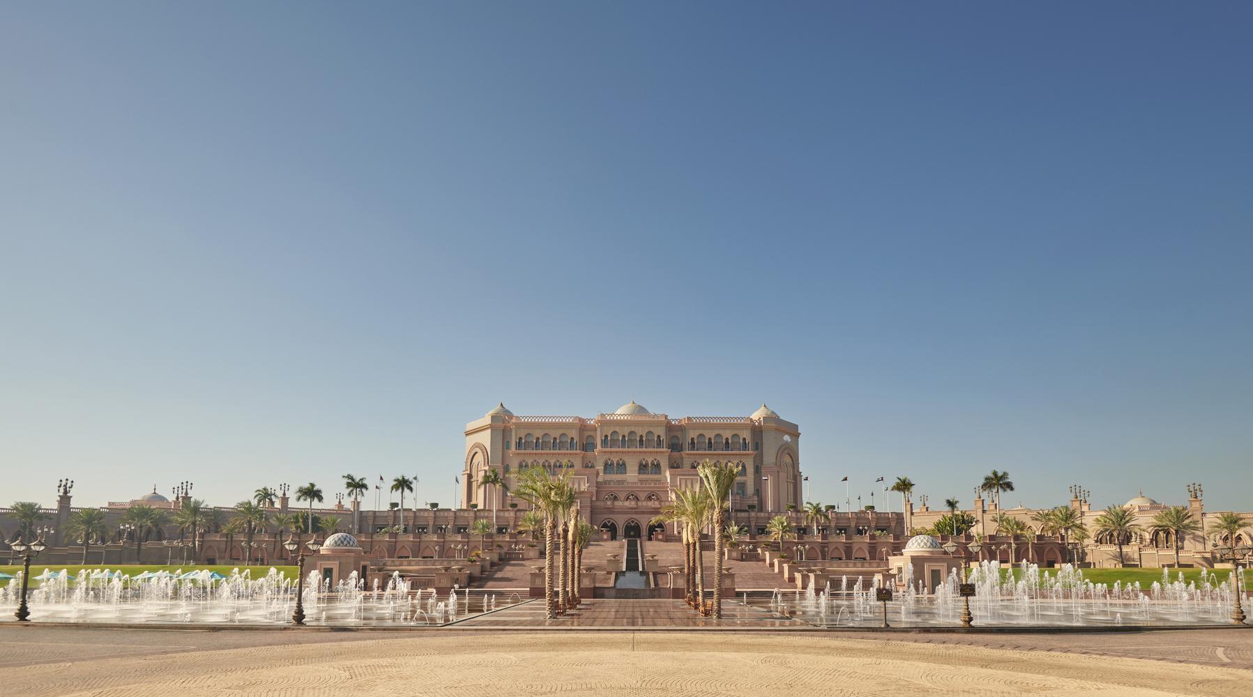 Front view of Emirates Palace Mandarin Oriental abu dhabi