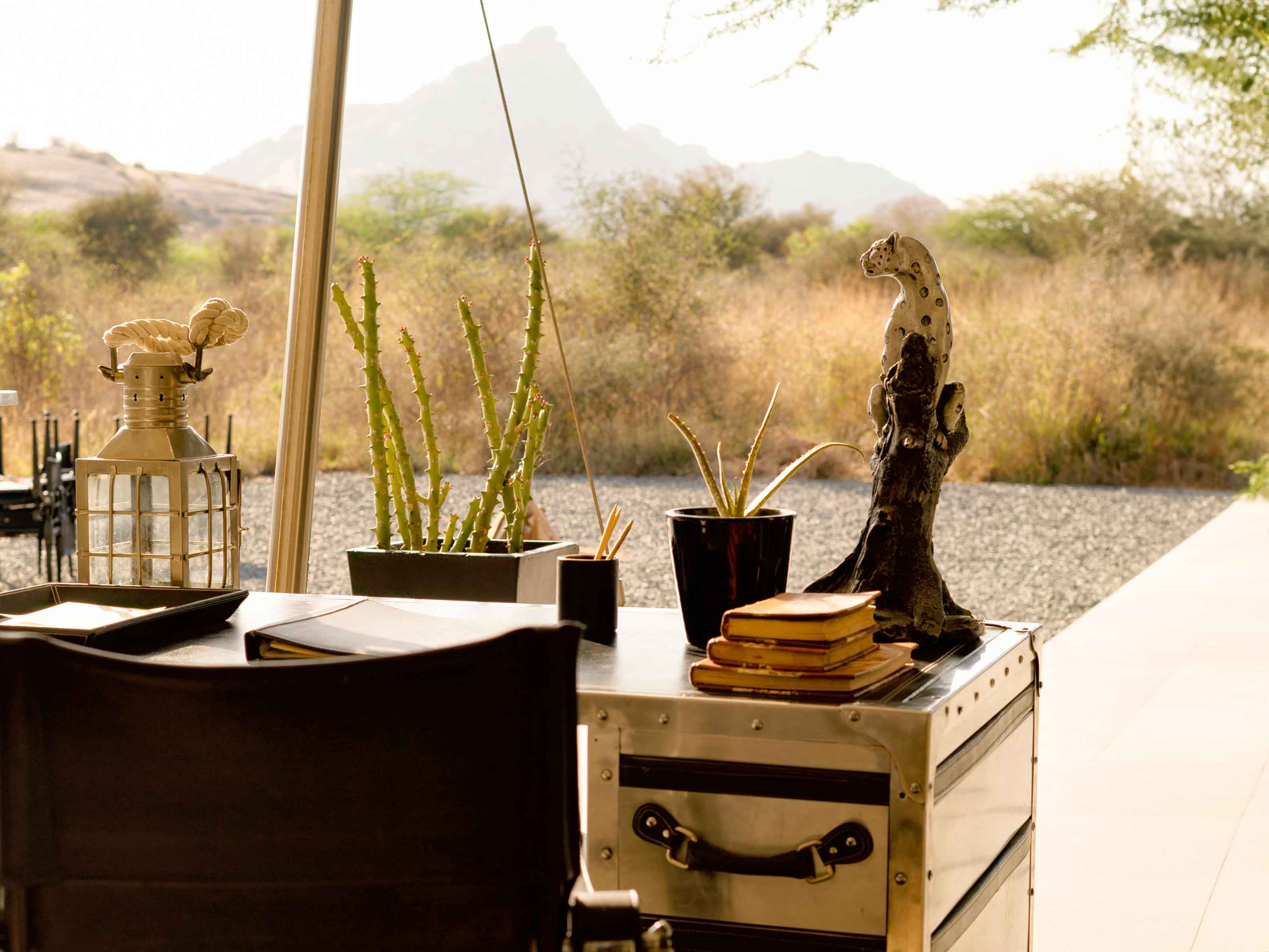 An outdoor desk at SUJÁN Jawai looks onto views of the surrounding mountains