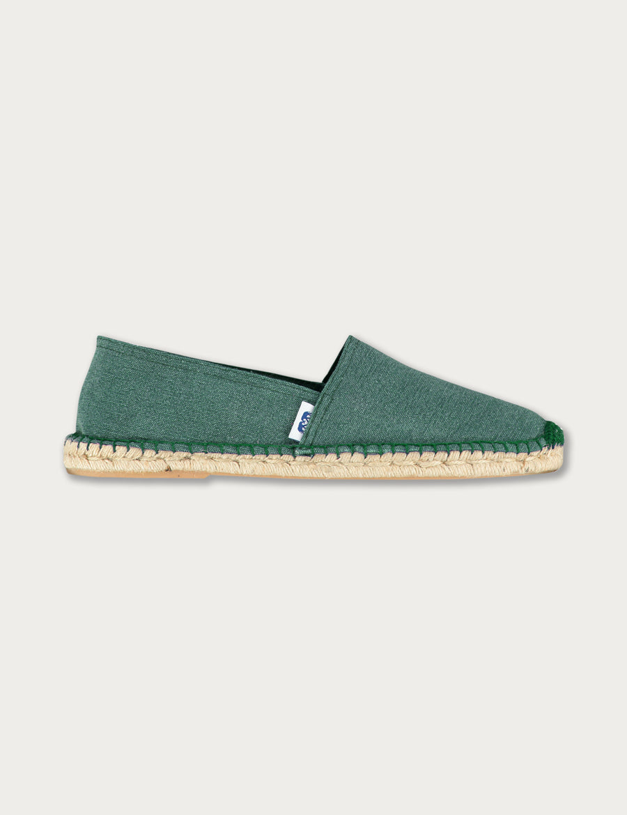 Catto Alpargatas in palm green, showcasing an unisex design. Espadrilles crafted from 100% organic cotton with a natural jute rope sole and signature branding tag.